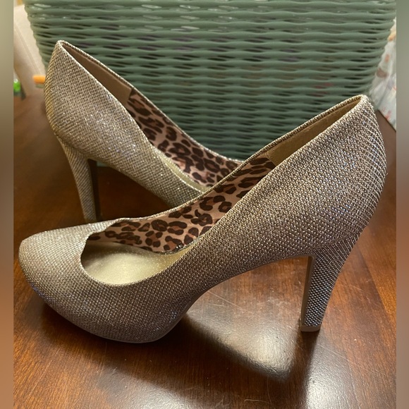 NWOT G by Guess Round Toe Gold Glitter Platform Pump Heel Shoes - Picture 3 of 8